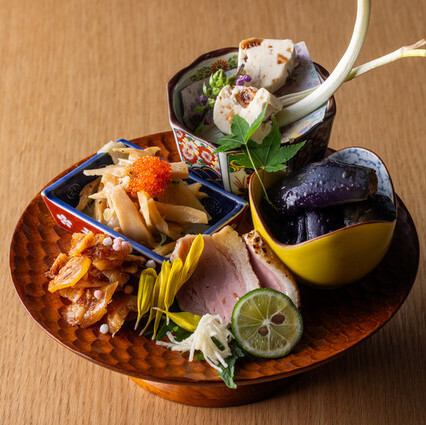 こだわりの蕎麦屋の肴を取り揃えています。