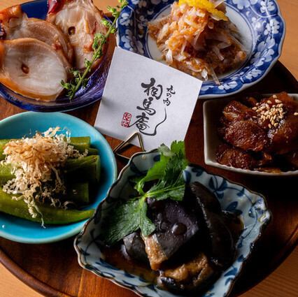 日本酒が豊富にある鳥料理と炉端焼きが美味い大人の蕎麦前酒場!