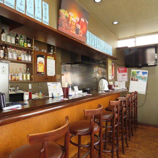 ゆったりとしたカウンター席は、おひとりさまでも気軽にくつろげる空間。目の前で調理の様子が見られるので、ライブ感も楽しめます。仕事帰りの一杯やちょっとしたお食事にぴったりの席です。おしゃべりしながら、じっくり味わう時間をお過ごしください。
