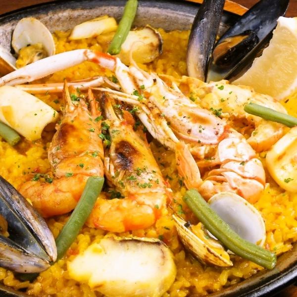 Paella with plenty of seafood (2 to 3 servings)