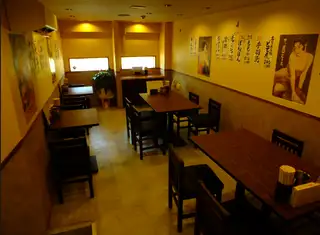 【2名様用×3卓】デート・サク飲み・2軒目に気軽にご利用いただけるお席♪活気ある店内は昭和レトロなインテリアで、大人世代には懐かしく、SNS世代には新しいのが魅力です。世代を超えてお楽しみください！　