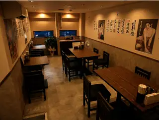【4名様用×1卓】グループ宴会・女子会にご利用いただけるお席！どこか昔懐かしい店内は落ち着ける雰囲気で、いつでも元気なスタッフがお出迎え☆ほっと一息つける場所で楽しくお食事をお楽しみください♪　