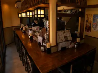 【カウンター9席】おひとり様でのサク飲み・同僚との2軒目利用も大歓迎◎仕事帰りや休日もふらっと立ち寄りやすいのが自慢！肩を並べることで距離が縮まるお食事デートにも大変おすすめです◎　