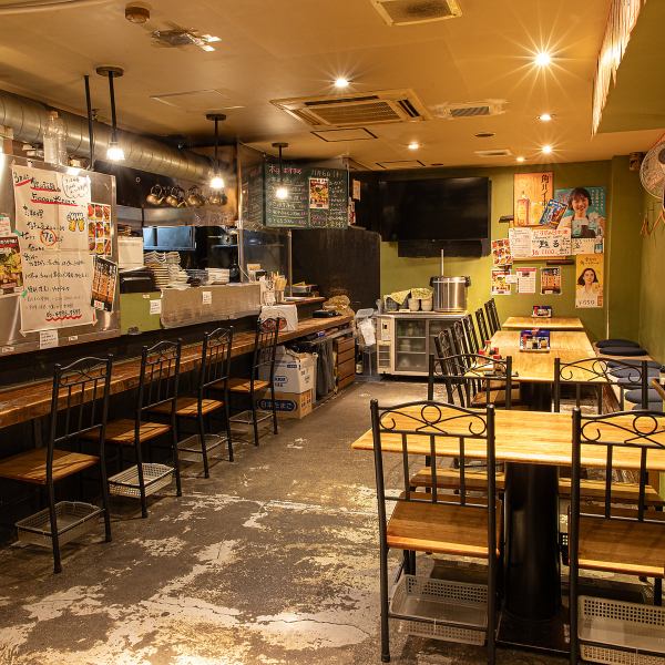 落ち着いた雰囲気の店内には、お一人様やサク飲みにぴったりのカウンター席と、グループ利用に最適なテーブル席をご用意しております！また、忘年会や歓送迎会などの大人数での集まりには、15名様から20名様までの店舗貸切も可能です♪活気あふれる空間で、上質な炭火焼料理と美酒を心ゆくまでお楽しみください！