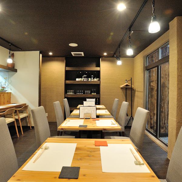 【在開放的空間中放鬆身心】餐廳設有4人座和2人座的桌子，每張桌子之間都有足夠的距離，因此您可以在輕鬆的空間中享用美食。我們期待您的光臨。