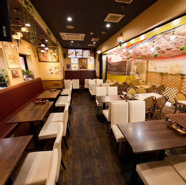 明るく光が差し込む店内では、くつろぎのひと時をお楽しみいただけます。本格的なエスニック料理と美味しいお酒やドリンクも取り揃えておりますので、心ゆくまでお召し上がりください。また、スパイスや材料にこだわり、本場から厳選して仕入れております。そのため、味も香りも別格です!どうぞお楽しみください♪