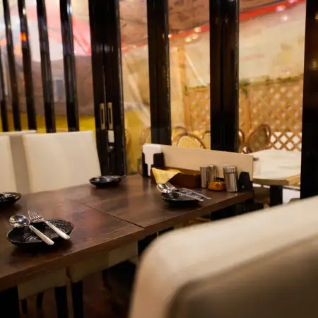 開放的な店内が異国情緒あふれるメニューにマッチ