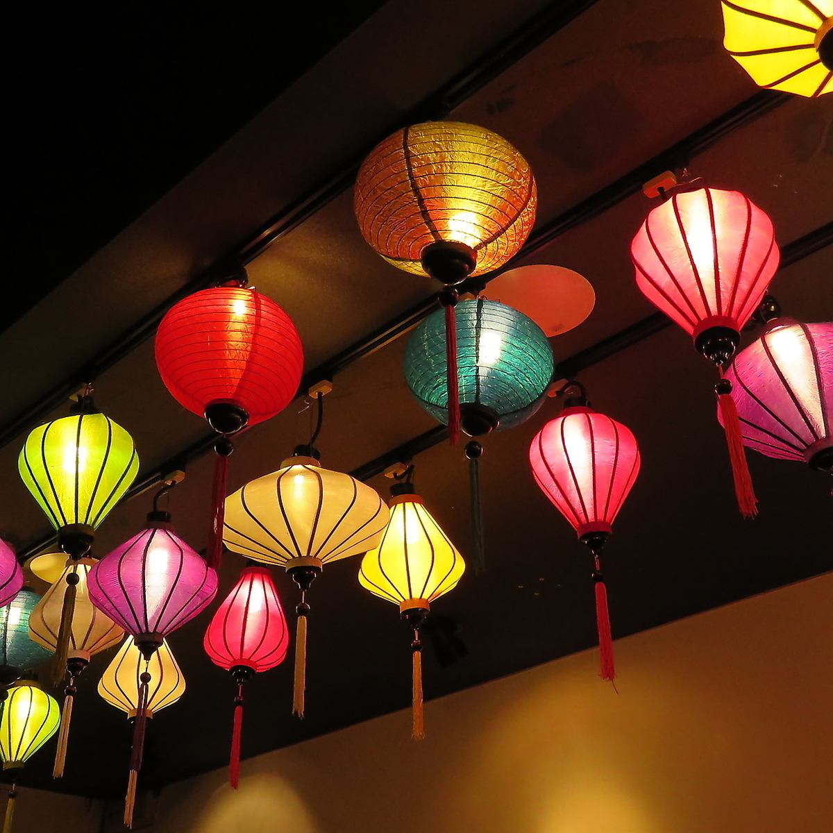 【北24条】ランタンが飾られたカラフルな空間で中華と創作料理を楽しめる居酒屋＆パブ
