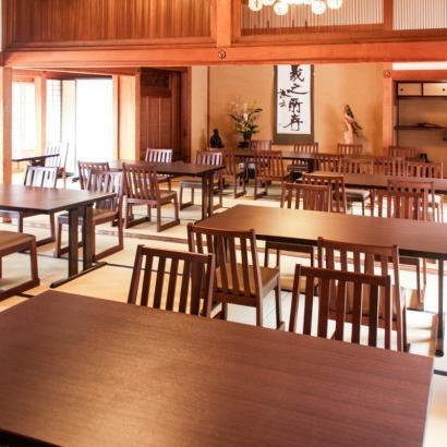 広々とした和室は大規模な宴会にも最適◎風格と落ち着きが共存する設計で、最大限の心地よさを提供します。障子越しに差し込むやわらかな光と庭園の緑が調和し、長時間の滞在でも疲れを感じにくい工夫がされています。宴席を盛り上げる要素が随所にあり、格式ある空気感で本場の魅力を体験できます。
