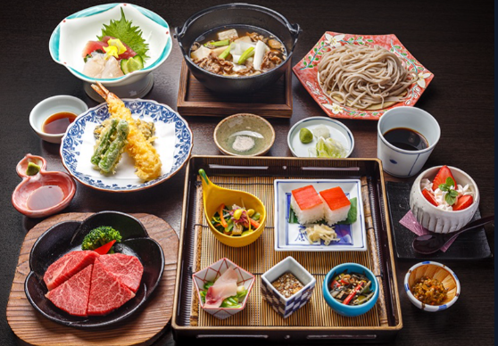 大正の趣を残す歴史的邸宅で日本庭園を眺めながら郷土料理を堪能