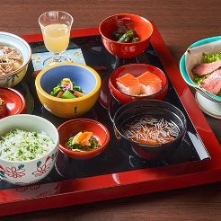 上杉伝統の郷土料理献膳料理【月の膳】ローストビーフサラダほかプチ贅沢な全10品4,400円(税込)
