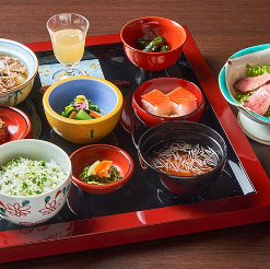 上杉伝統の郷土料理献膳料理【月の膳】ローストビーフサラダほかプチ贅沢な全10品4,400円(税込)