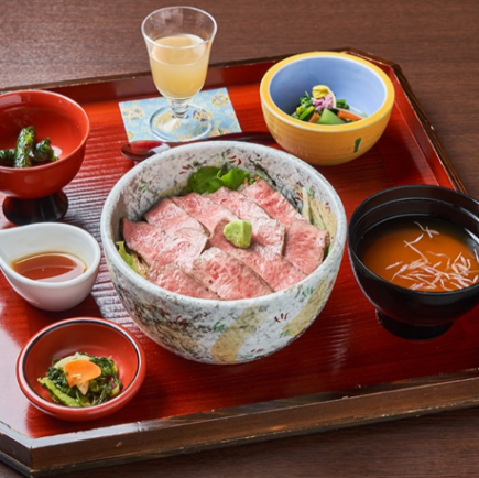 【米沢牛おもてなし料理】美しい桜色のお肉が美味米沢牛ローストビーフ丼御膳全6品3,850円(税込)