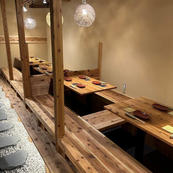 ≪Atmosphere of a public bar≫ The appeal of Rakudo is that you can enjoy the nostalgic atmosphere of the old days! There are 10 counter seats on the 1st floor and 1 table for 6 people!