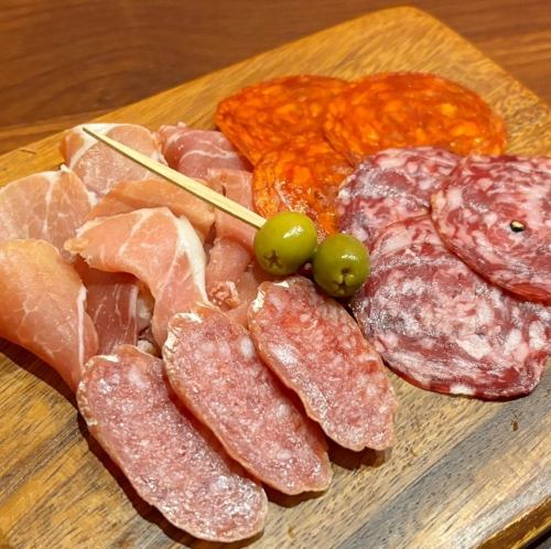 Spain set (Jamon Serrano, 2 types of Iberico salami, white mold salami)