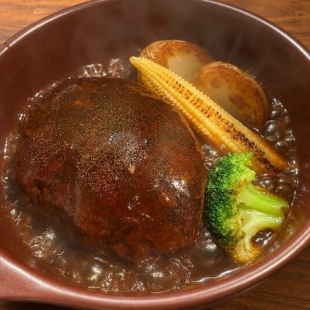 赤ワインの煮込みチーズバーグ