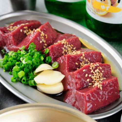 맛있는 고기와 맛있는 소스를 즐기십시오!