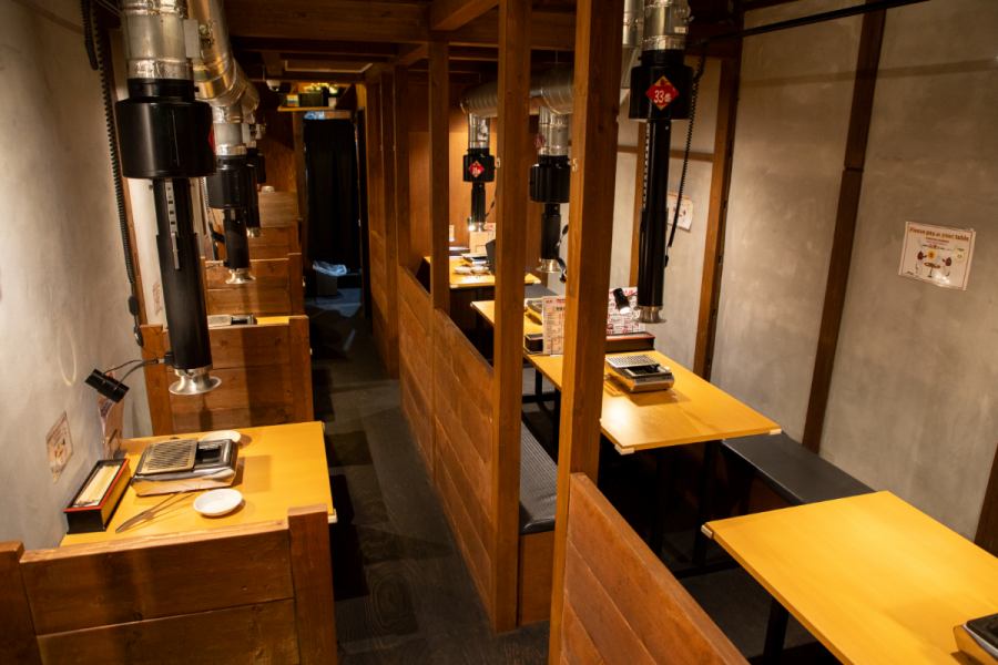 2階には、ゆっくり焼肉を楽しめるテーブル席を多数ご用意。大人数でのご予約も可能です。友人との飲み会や会社帰りの同僚との食事、ご家族との夕食にもぴったり。コスパ重視で上質なお肉と美味しいお酒を楽しみながら、ワイワイ盛り上がれます♪気軽に立ち寄れるてんぐで、楽しいひとときを過ごしませんか？
