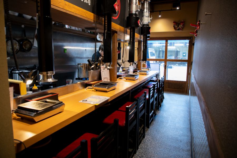 デートや記念日に"いつもと違う特別感"を演出したい方におすすめ。店主が目利きした上質なお肉を、その場でカット・提供、臨場感あふれるカウンター席はライブ感も抜群。目の前で繰り広げられる"肉のエンタメ"に、自然と会話も弾みます。落ち着いた空間で、大切な人と忘れられない時間を。カウンター予約はお早めに♪