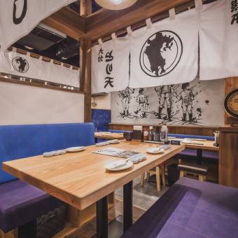 It is a lively pure Japanese style seat.It is a table seat located in the center of the store.It is a seat where the interior of the room is shining.Providing authentic Kyushu cuisine in a shop with a bright atmosphere.Recommended space for dates and entertainment.
