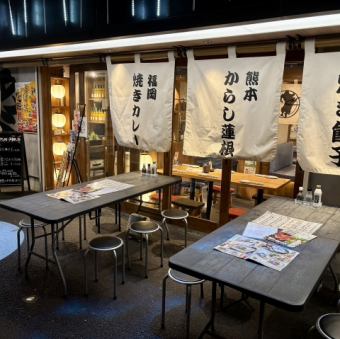 雨の日でも濡れずにワイワイ飲める屋根付きテラス席!馬刺しやおつまみをつまみながら、気取らず気軽に一杯やれる人気スポットです。仕事帰りのサク飲みも仲間との語らいも大歓迎。外の雰囲気を感じつつ、大衆酒場らしい賑やかさをそのまま楽しめる、居心地バツグンのテラスです。