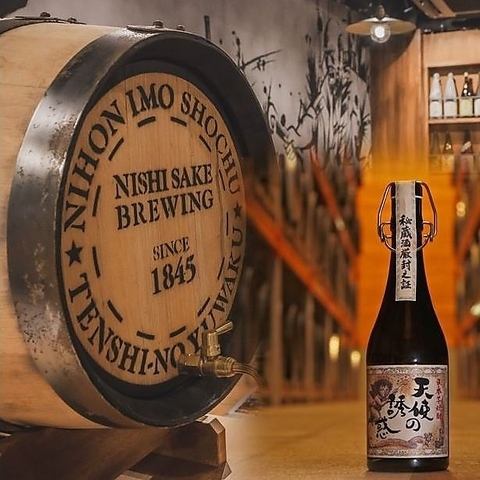 We have barrel-aged "Tenshi no Yuwaku," a popular shochu that has been aged for a long period of time.