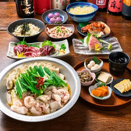 【含2小时畅饮】屋久岛套餐，包含牛杂火锅和新鲜马肉刺身（共10道菜）6,500日元（含税）