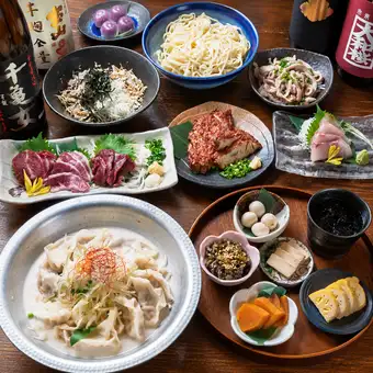 【包含 2 小时畅饮】屋久岛套餐，包含丰盛的博多风味水煮饺子和新鲜马肉刺身：6500 日元 → 6000 日元（含税），凭优惠券。