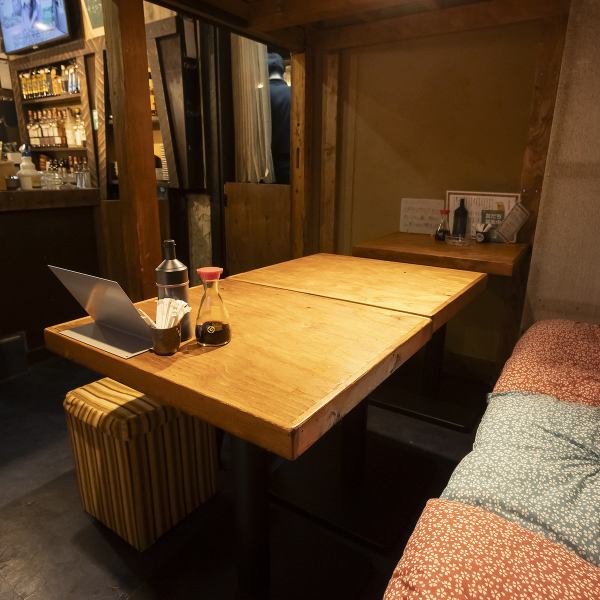 カウンター席やテーブル席、お座敷のお席もございます。我が家のようにお寛ぎになり、ゆっくりとお食事とお酒をお楽しみください。ボトルキープも承っております。