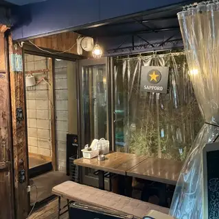 落ち着いた空気の中で、夜風にあたりながらお酒を楽しめます！