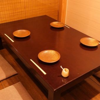 Up to 4 people, tatami mat seats with partitions.