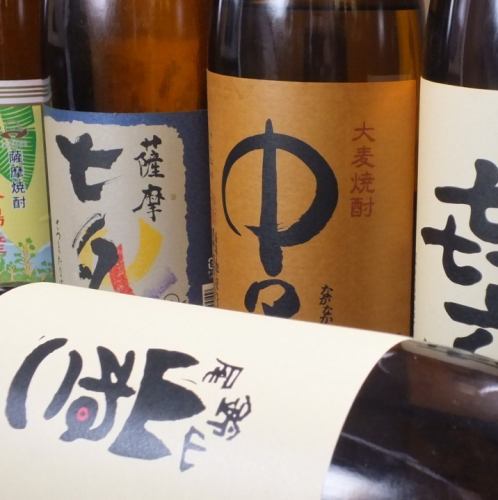 Many sake and shochu selected by the owner from all over the country