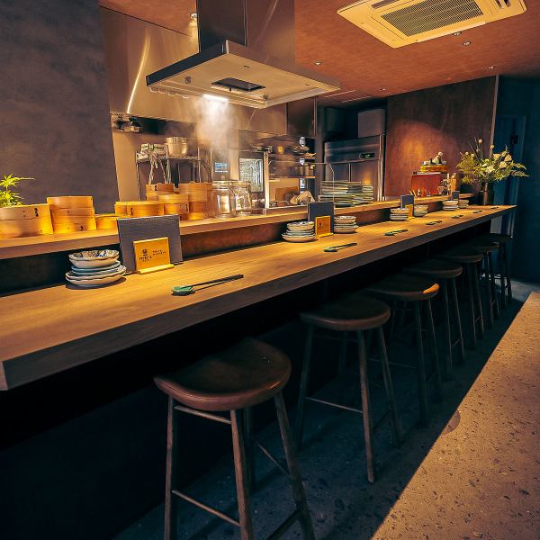 [Open kitchen with steam from bamboo steamers ◎] With the lights dimmed, you can feel the romance of the Showa era at the counter seats, which have a bar-like atmosphere.The open kitchen allows you to enjoy not only your meals but also your visual enjoyment.