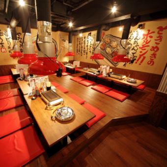 2階には座敷席をご用意しております。女子会や飲み会など、各種ご宴会にも最適のお席です☆奥の座敷も合わせてご利用頂くと、最大50名様までご利用可能となります！団体様や大人数でのご宴会も◎また貸切も対応していますので、お気軽にお問合せください！