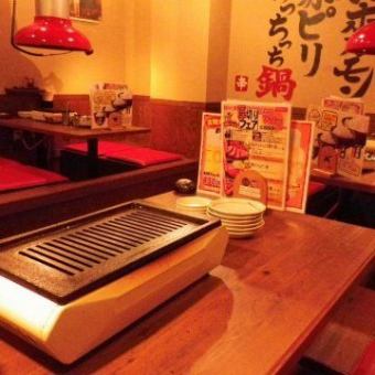 １階は座敷席・テーブル席・カウンター席の3タイプございます。座敷は掘りごたつになっております。ご友人・ご家族でのお食事や、、ちょっとした飲み会・女子会などにはテーブル席・座敷。お一人様でもカウンター席がございますので、お気軽にお越し頂けます♪