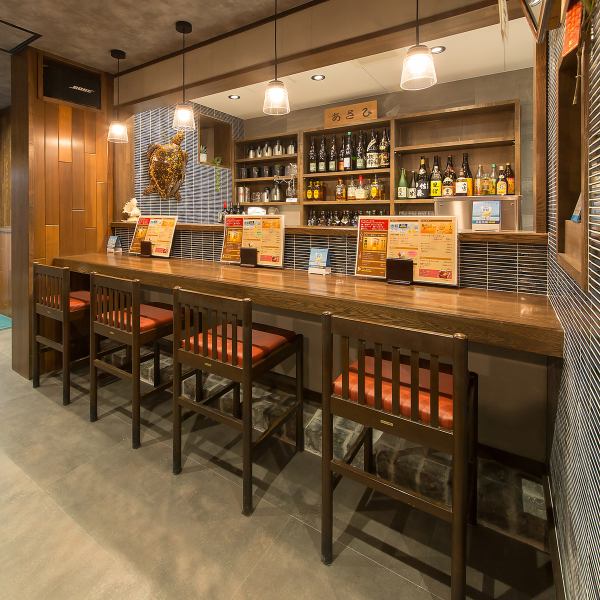 《お1人様大歓迎◎》1階のカウンター席は全4席ご用意。JR長岡京駅から徒歩1分の気軽にお越しいただけます。仕事終わりにフラッとお立ち寄り頂きやすいサク飲み利用も大歓迎◎