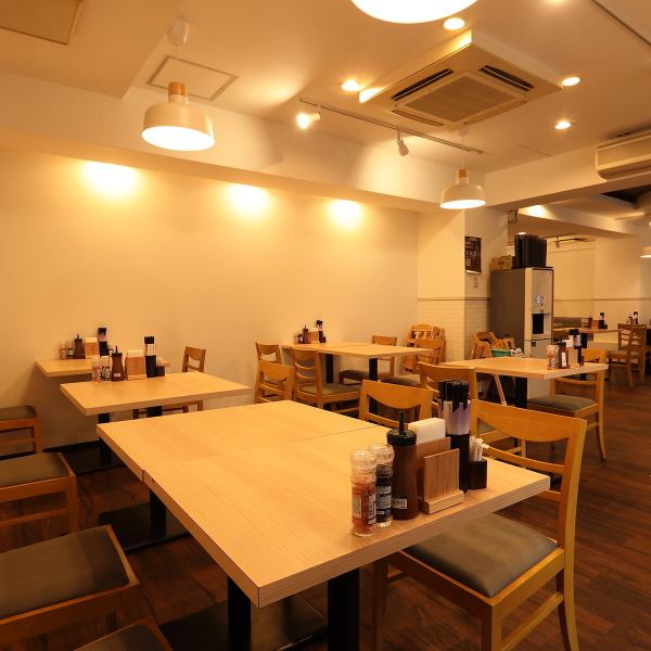 店内全席テーブル席となっております。少人数のお食事から、グループ・団体様のお食事など幅広くご利用いただけます。席の配置なども変更でき、繋げたりすることできるので、様々な方に対応しております。お気軽に足をお運びください。