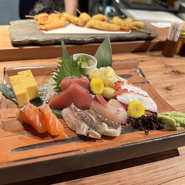 [The sashimi is also delicious!! Perfect for all kinds of banquets ☆] Enjoy our proud traditional skewered skewers and authentic charcoal-fired robatayaki ♪