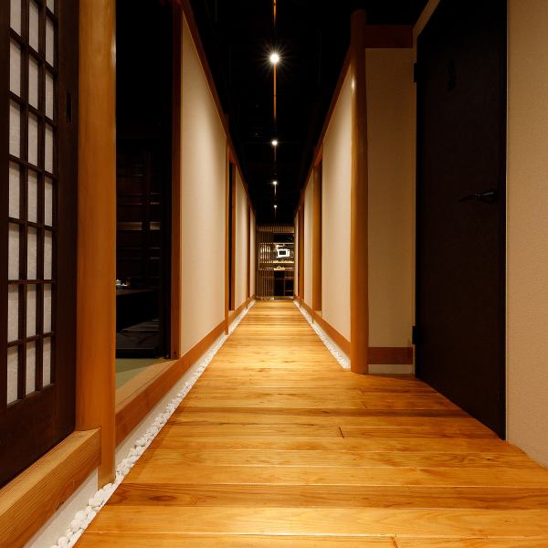 大人数様での宴会席を完備しております。当店は、周りを気にせずプライベートな空間でご宴会、パーティーを楽しんでいただけるよう少人数～団体様まで個室でご案内しております。友人との飲み会、会社宴会はもちろん、誕生日会でのご利用にも最適です！お席に関するお問い合わせもお気軽に！