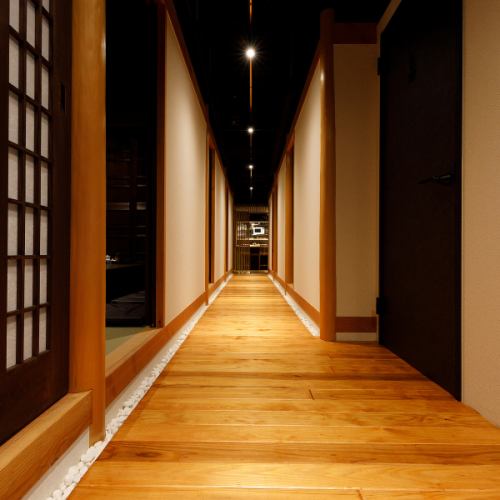 <p>大人数様での宴会席を完備しております。当店は、周りを気にせずプライベートな空間でご宴会、パーティーを楽しんでいただけるよう少人数～団体様まで個室でご案内しております。友人との飲み会、会社宴会はもちろん、誕生日会でのご利用にも最適です！お席に関するお問い合わせもお気軽に！</p>