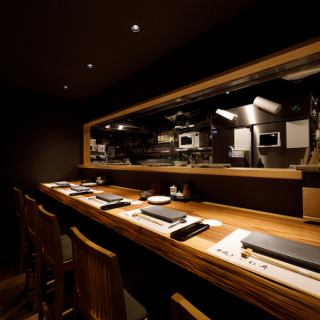 付け台(席と厨房との間にある棚)の上に焼き鳥や串焼きをご提供する、高級感のあるカウンター席