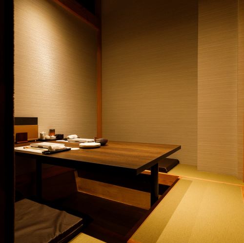 <p>全席扉付きの完全個室のプライベート空間。研究学園近辺での接待や会食など様々なシチュエーションや用途に合わせて、大小様々な個室席をご用意。雰囲気が和む寛ぎの個室空間！研究学園駅での歓送迎会や忘新年会・各種宴会、誕生日や記念日にもオススメです。</p>