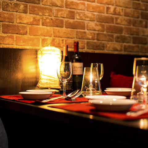 You can enjoy your meal or date in a "hiding place" atmosphere.