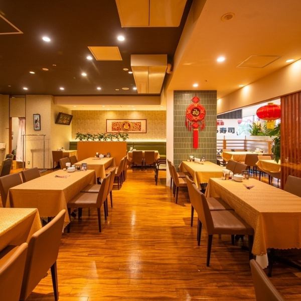 中国の古典音楽が流れる店内は、インテリアなどの随所から現地の雰囲気が感じられるおしゃれなデザイン！テーブル席は通常タイプのほか、ゆったり寛げるソファー席もございます。