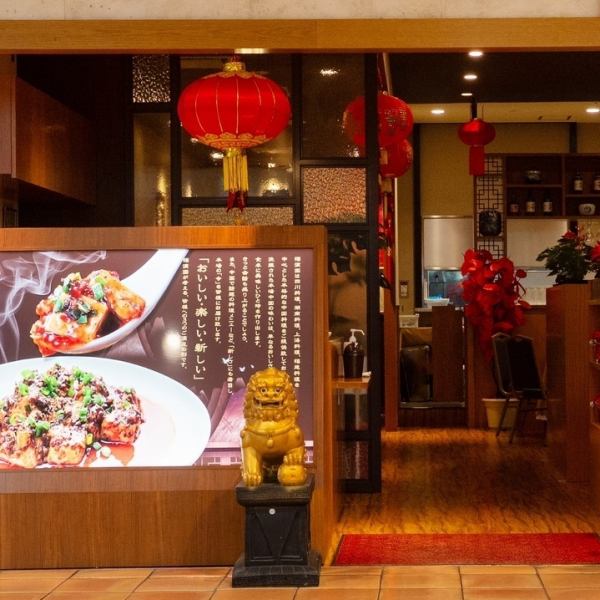 中華料理店ならではの円卓は、最大10名様までご案内可能です！最大77名様までご利用可能な大人数向けの貸切予約は50名様以上から承ります。ぜひお気軽にご相談ください！