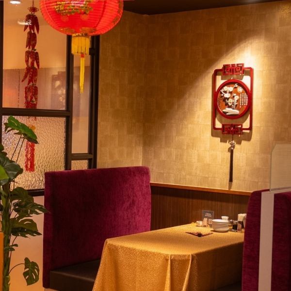 お一人様のお食事からお買い物途中のちょっとした休憩、大人数の各種ご宴会まで、現地の雰囲気が感じられるおしゃれな空間で本格中華を存分にお楽しみいただけます。