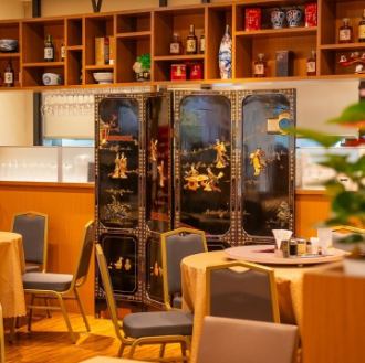 お買い物の疲れを癒すちょっとした休憩にも是非ご利用ください。休憩に最適な杏仁豆腐や桃まんなどの美味しいスイーツの他、厳選して取り揃えた本格中国茶などもございます。