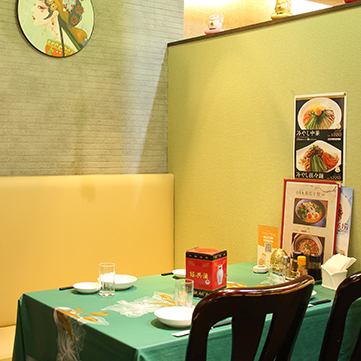 ご家族やご友人とのお食事にもぴったりのカジュアルな雰囲気。広々とした空間でゆったりと。肩ひじ張らずに本格中華をお楽しみいただけます！