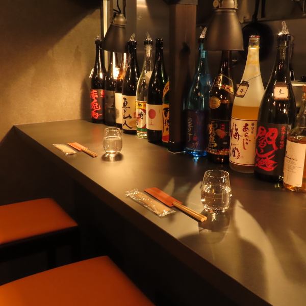 【一歩店内に入ると、洗練された和モダンな空間がお客様をお出迎えいたします】居心地の良い和やかな店内は、どなた様もゆったりとお過ごしいただけます。気兼ねなくご利用いただけるカウンター席もございますので、お一人様でのご利用大歓迎です。職人の技や料理を間近に感じながら、心ゆくまでお食事をお楽しみください。