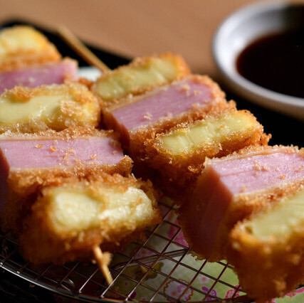 【熱々濃厚な至福の肴】肉厚に重ねたハムとたっぷりのチーズを味わうボリューム満点な『ハムカツチーズ串』